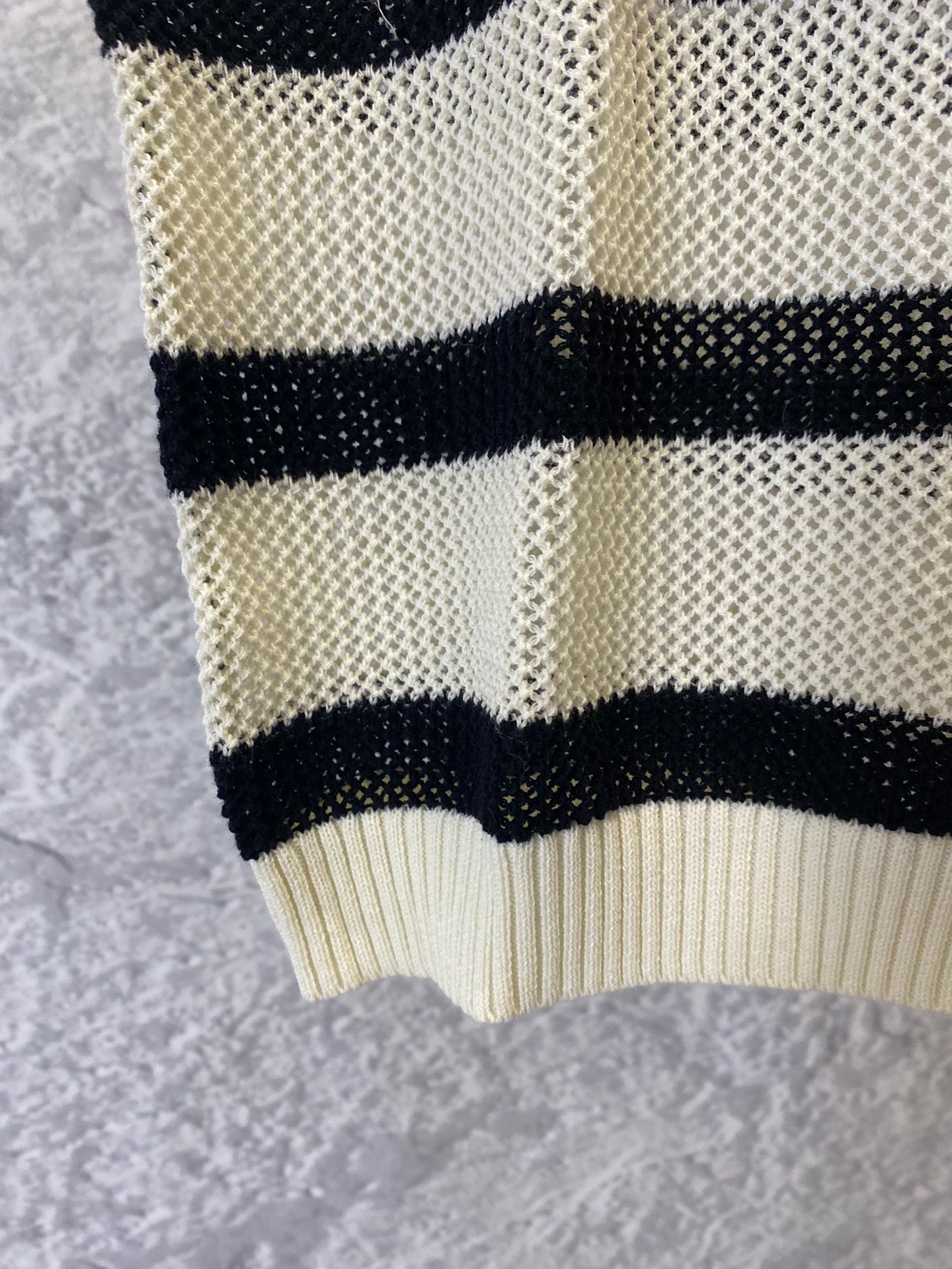 New Black and beige hollow knitted short sleeves